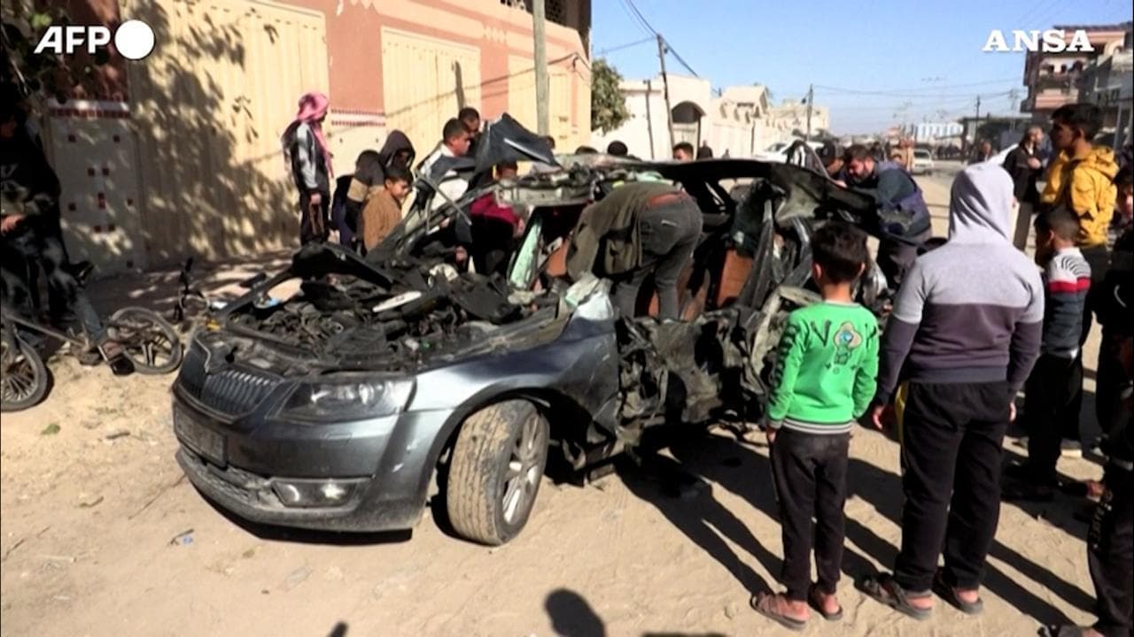 Khan Yunis, cosa resta dell'auto su cui viaggiavano i giornalisti morti in un raid israeliano