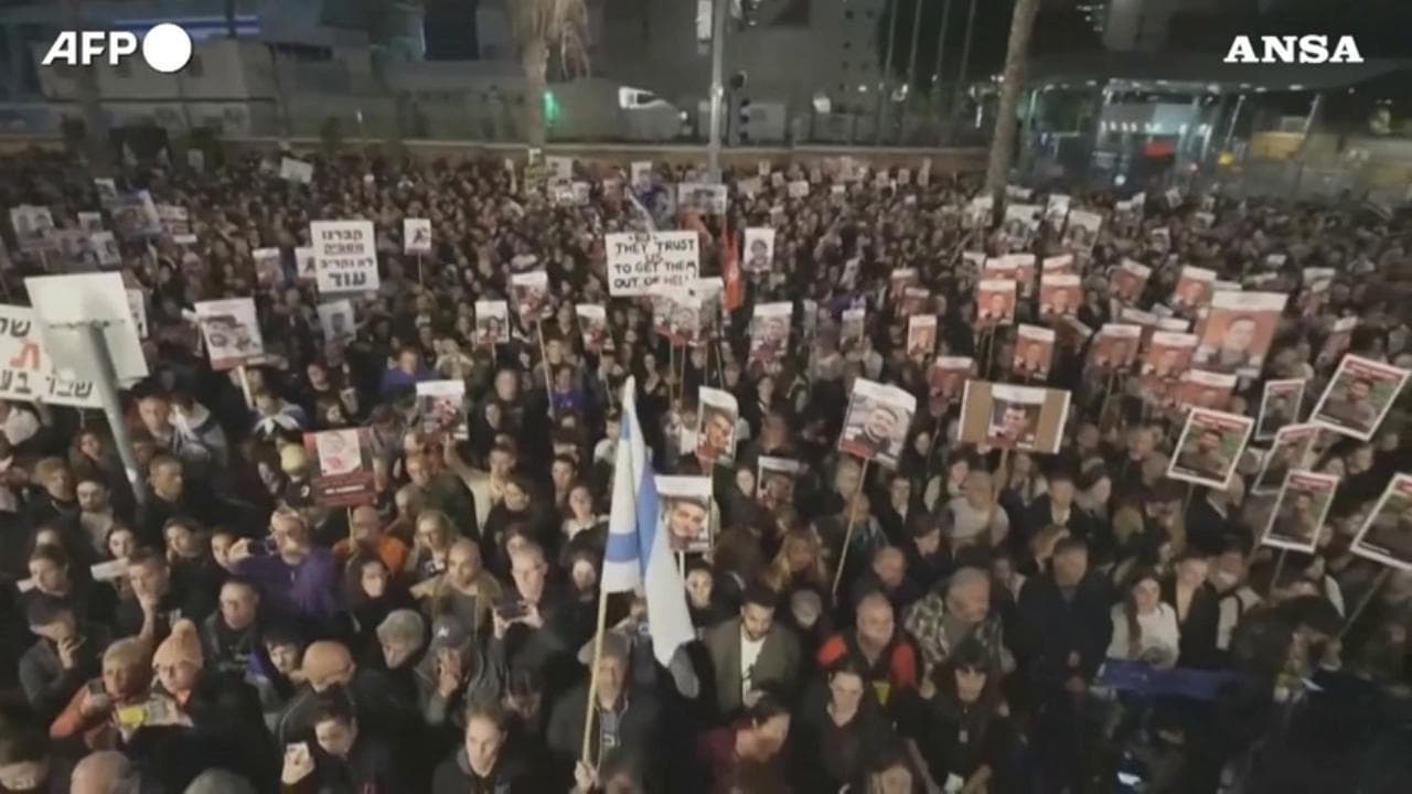 Israele, migliaia in piazza a Tel Aviv per gli ostaggi detenuti da Hamas