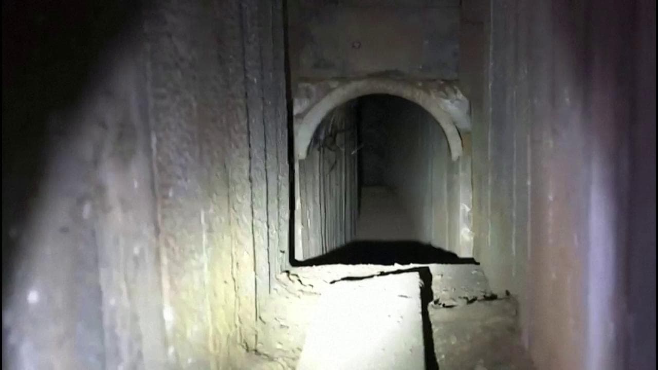 Gaza, Israele mostra un tunnel di Hamas: l'ingresso è accanto a una moschea