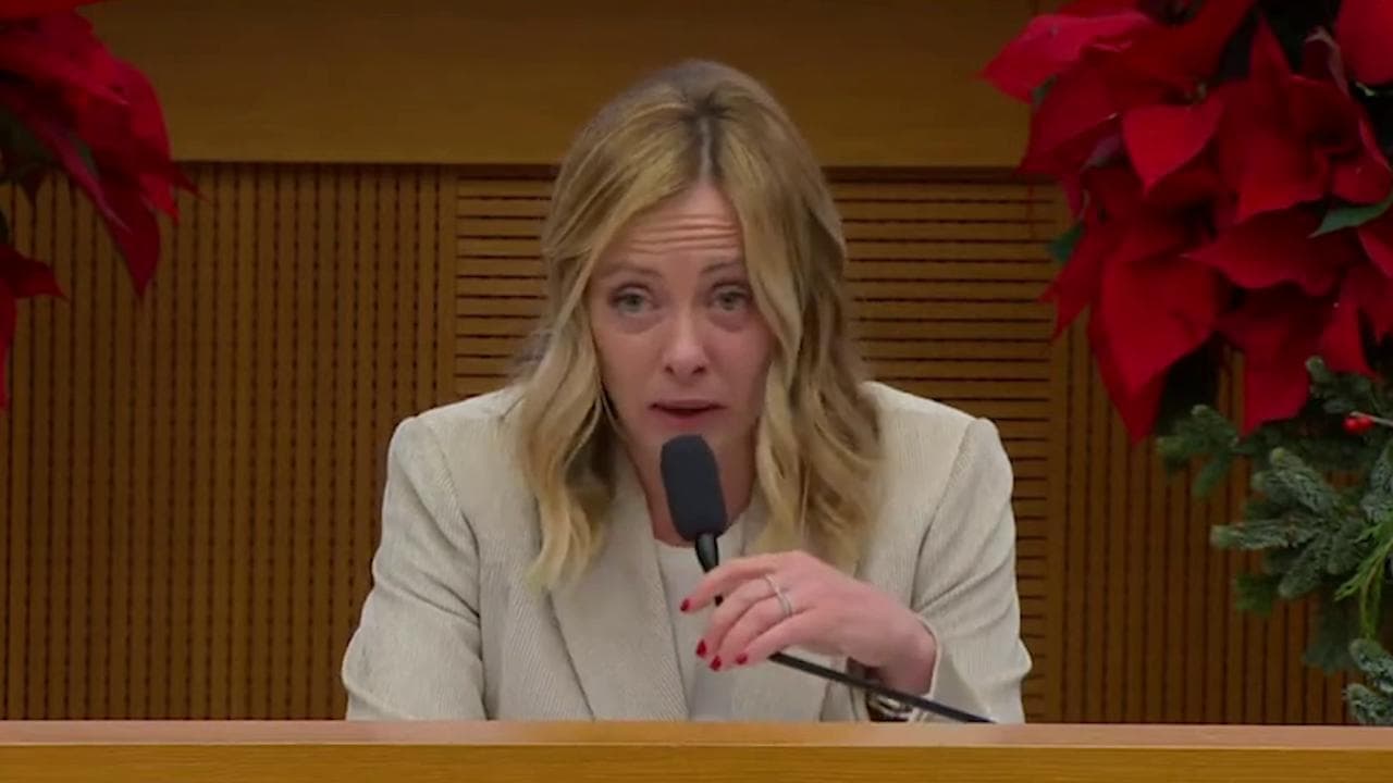 La gag di Meloni: "Obiettivi per 2024? Abolire povertà, pace nel mondo e ristrutturazioni gratuite"