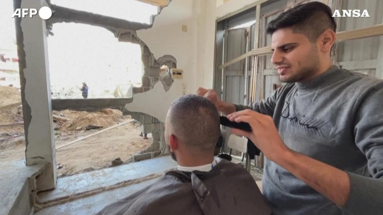Gaza, barbiere al lavoro nella bottega sventrata: le immagini