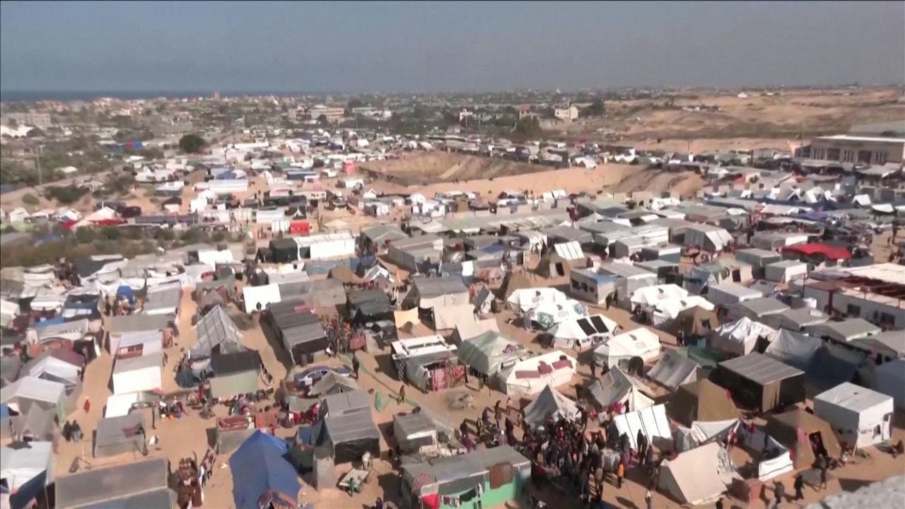 Gaza, la tendopoli vista dal drone: un milione di palestinesi in pochi kmq a Rafah