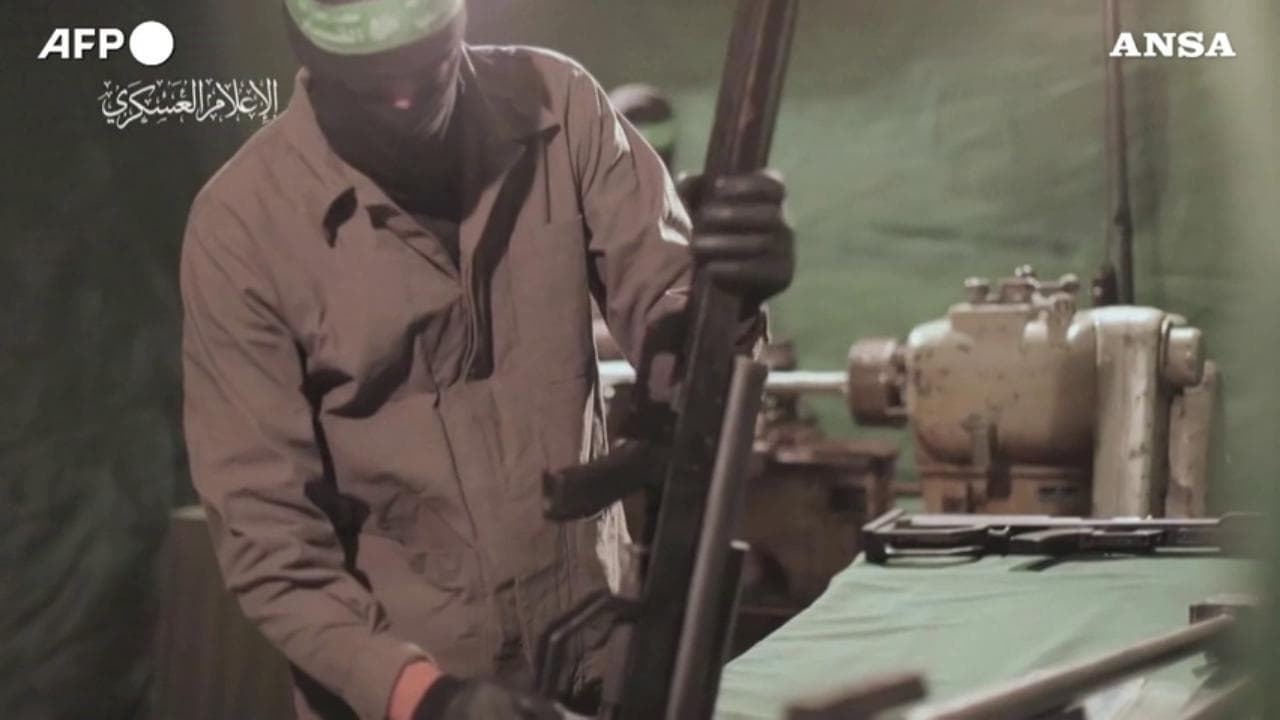 Gaza, i miliziani di Hamas fabbricano e testano armi nella Striscia