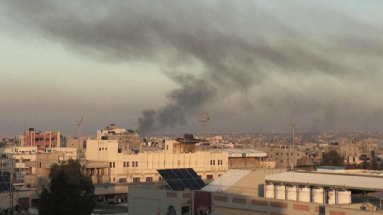 Gaza, combattimenti a Khan Yunis: colonne di fumo nero si alzano in cielo