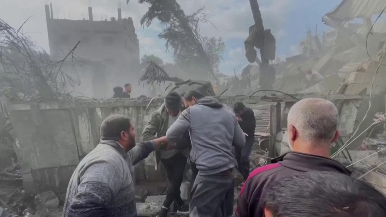 Raid israeliano su Rafah, distrutte alcune abitazioni con diversi morti. Le immagini poco dopo le esplosioni