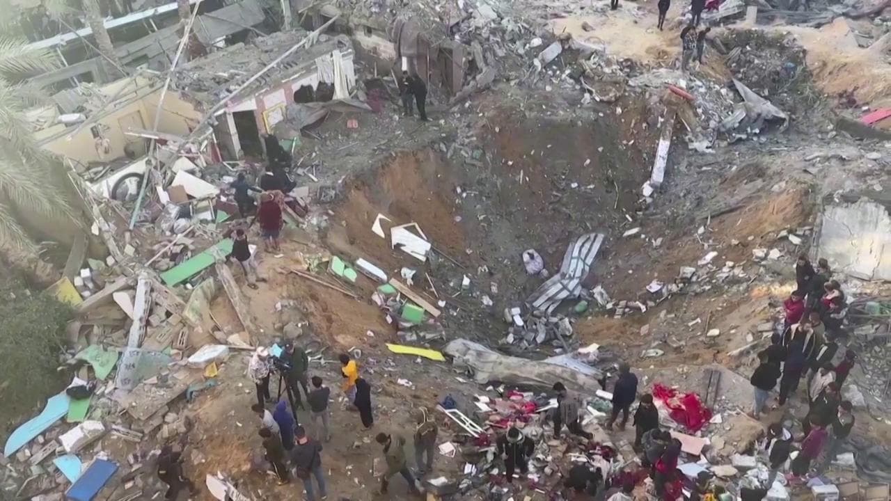 Gaza, dopo il bombardamento si cercano gli zaini scolastici tra le macerie