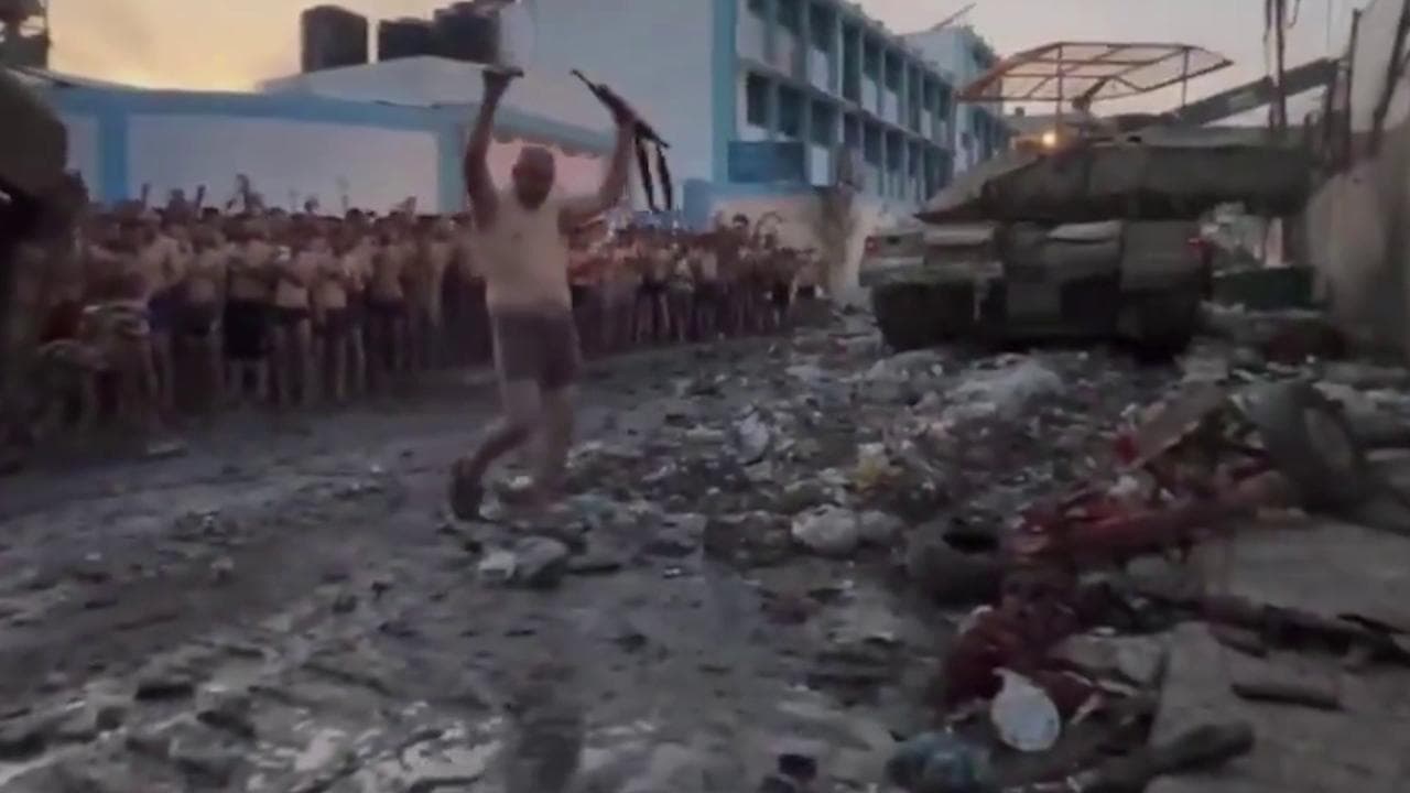 Un filmato mostra i detenuti di Gaza che avrebbero "consegnato le armi" alle forze israeliane