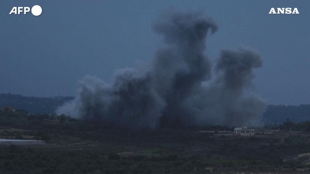 Libano, raid israeliano a Tair Harfa: enorme nuvola di fumo si alza in cielo dopo il bombardamento