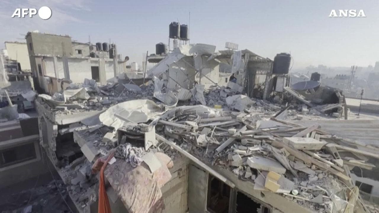 Striscia di Gaza, tra le macerie di Khan Yunis dopo un nuovo bombardamento israeliano