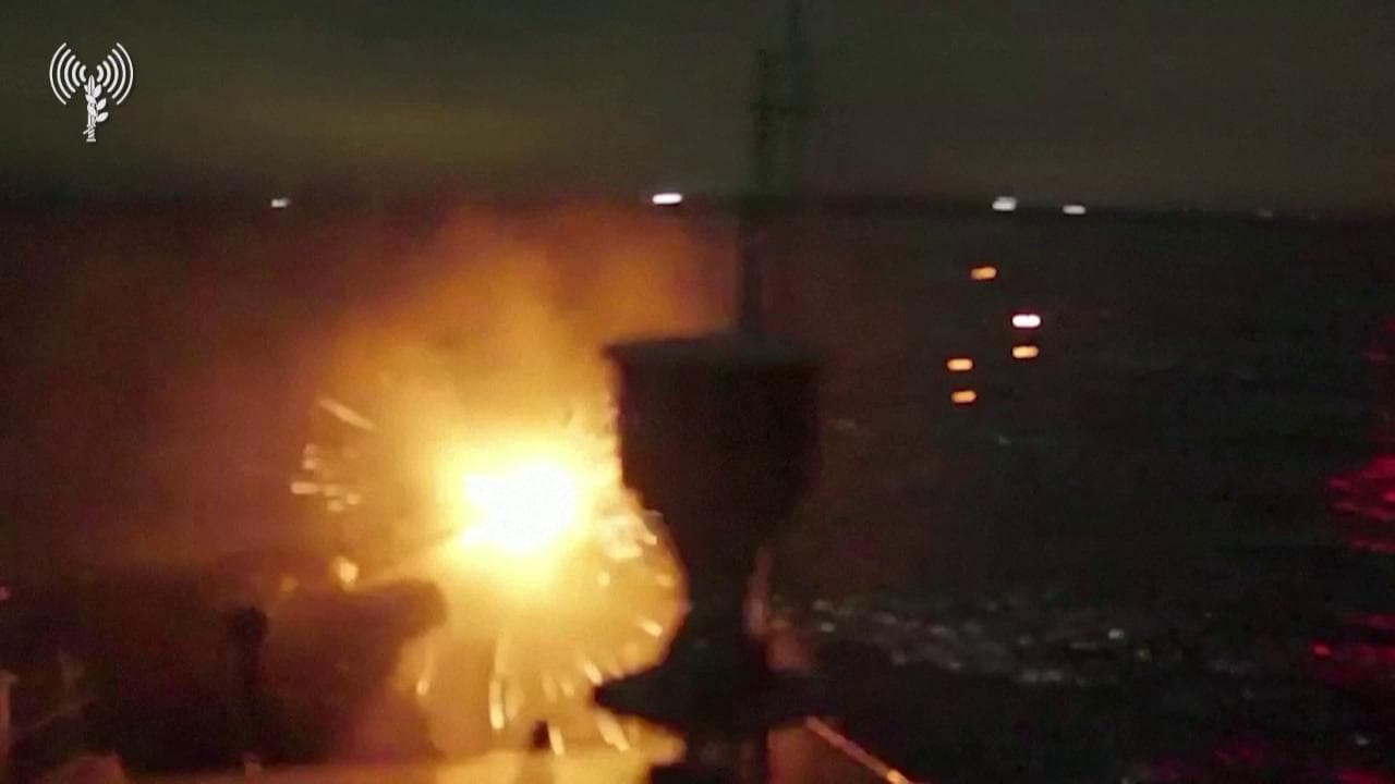 Gaza, le immagini dei bombardamenti israeliani dal mare e dall'aria