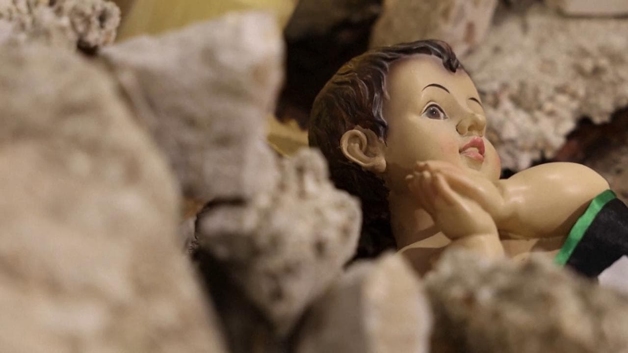 Ecco come nascerebbe oggi Gesù: il presepe allestito a Betlemme è la risposta tangibile