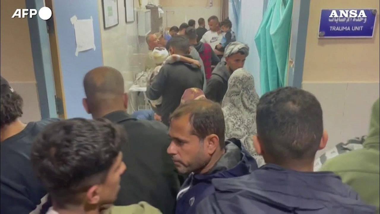 L'arrivo dei feriti all'ospedale di Khan Yunis