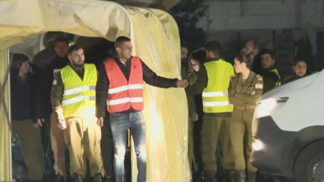 Medio Oriente, gli ostaggi israeliani rilasciati vengono condotti all'ospedale Sheba
