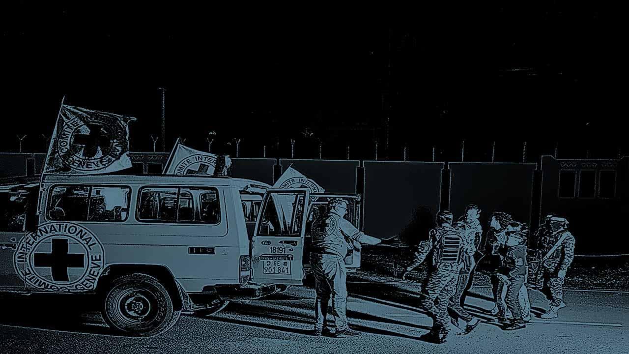 Gaza, Hamas consegna gli ostaggi alla Croce rossa: il video