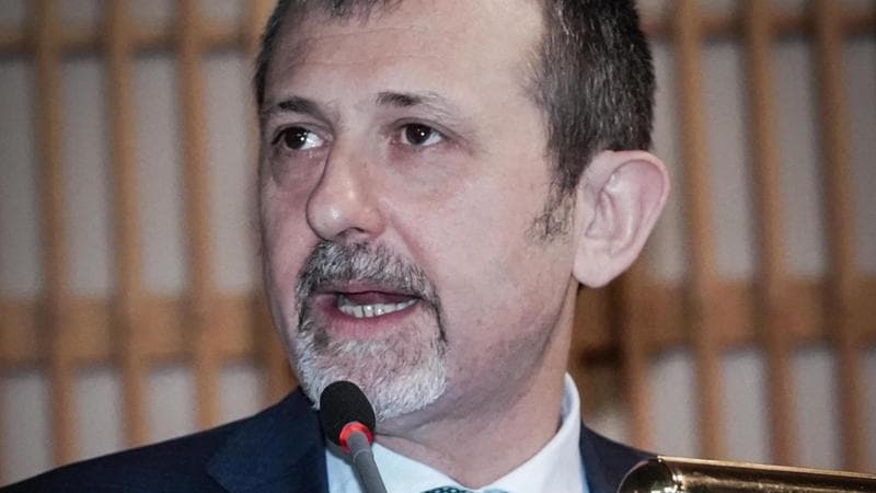 Per il sovraffollamento delle carceri Delmastro incolpa i migranti: “Rimandiamoli a casa loro e avremo i fondi necessari”