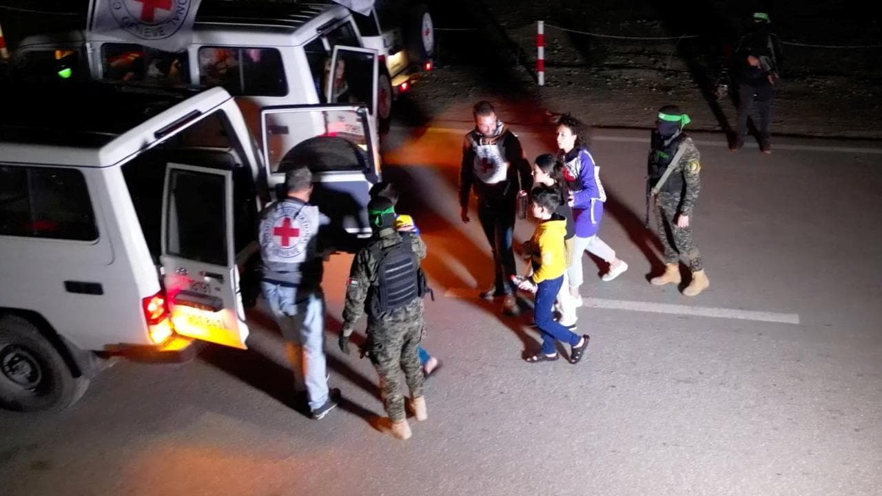 Che cosa ha visto e subito un bimbo di 12 anni rapito da Hamas: il racconto della zia di Eitan