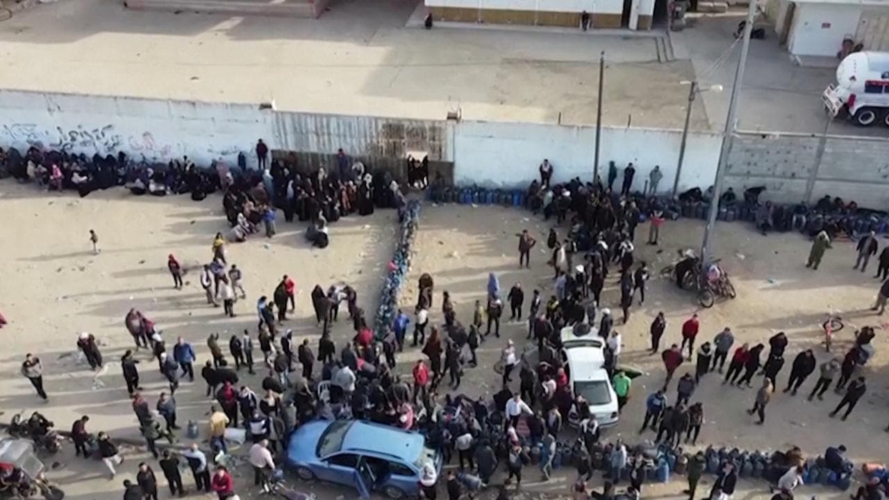 Gaza, per rifornirsi di acqua, gas, benzina  lunghissime file ovunque