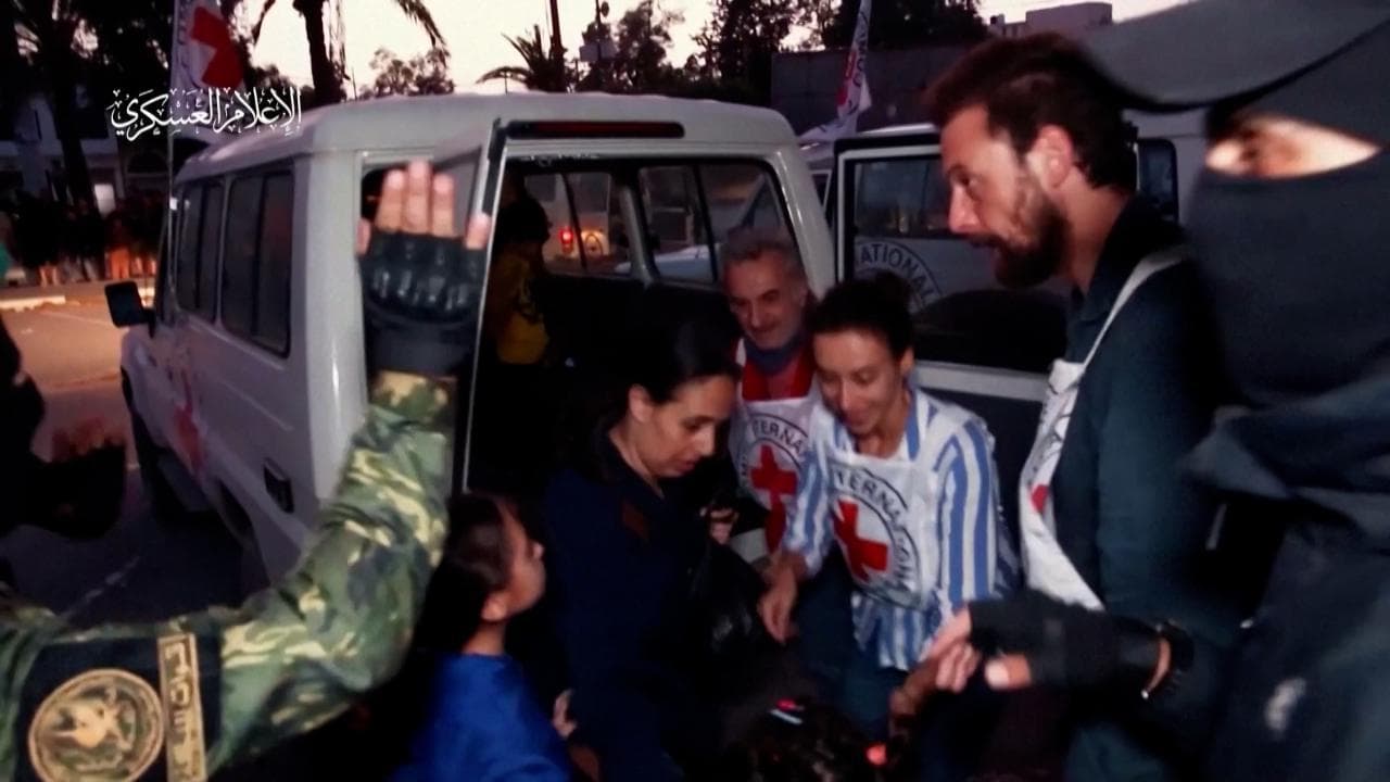 Gaza, la liberazione del terzo gruppo di ostaggi nei video diffusi da Hamas