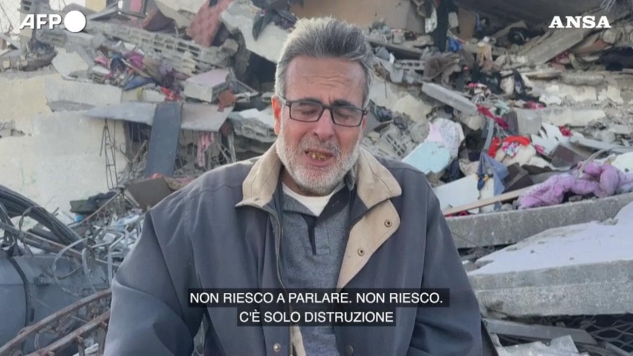 "Torna a casa e la trova distrutta, la disperazione di un abitante di Gaza: “Basta deve finire, non ne possiamo più”