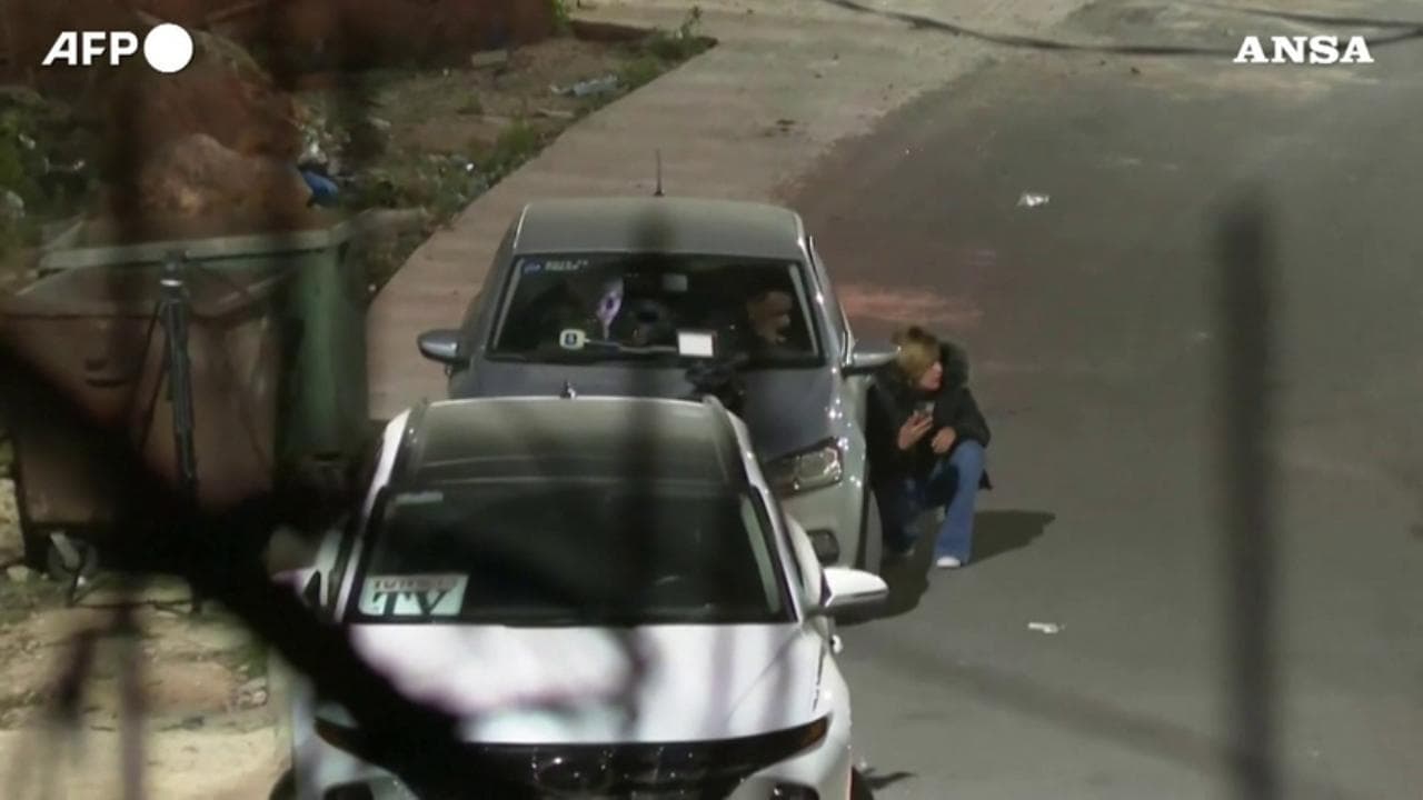 Scontri fuori dal carcere di Ofer in Israele: i giornalisti corrono al riparo