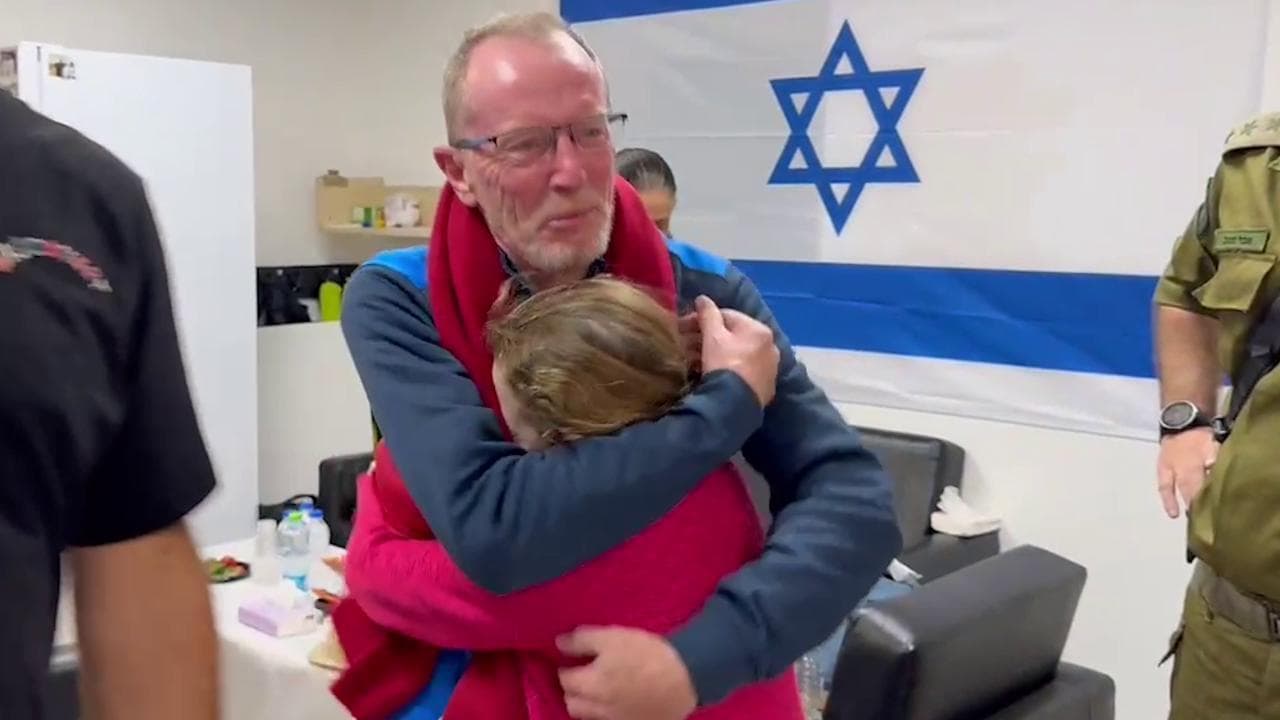 La liberazione degli ostaggi israeliani: l'abbraccio tra Emily e suo padre