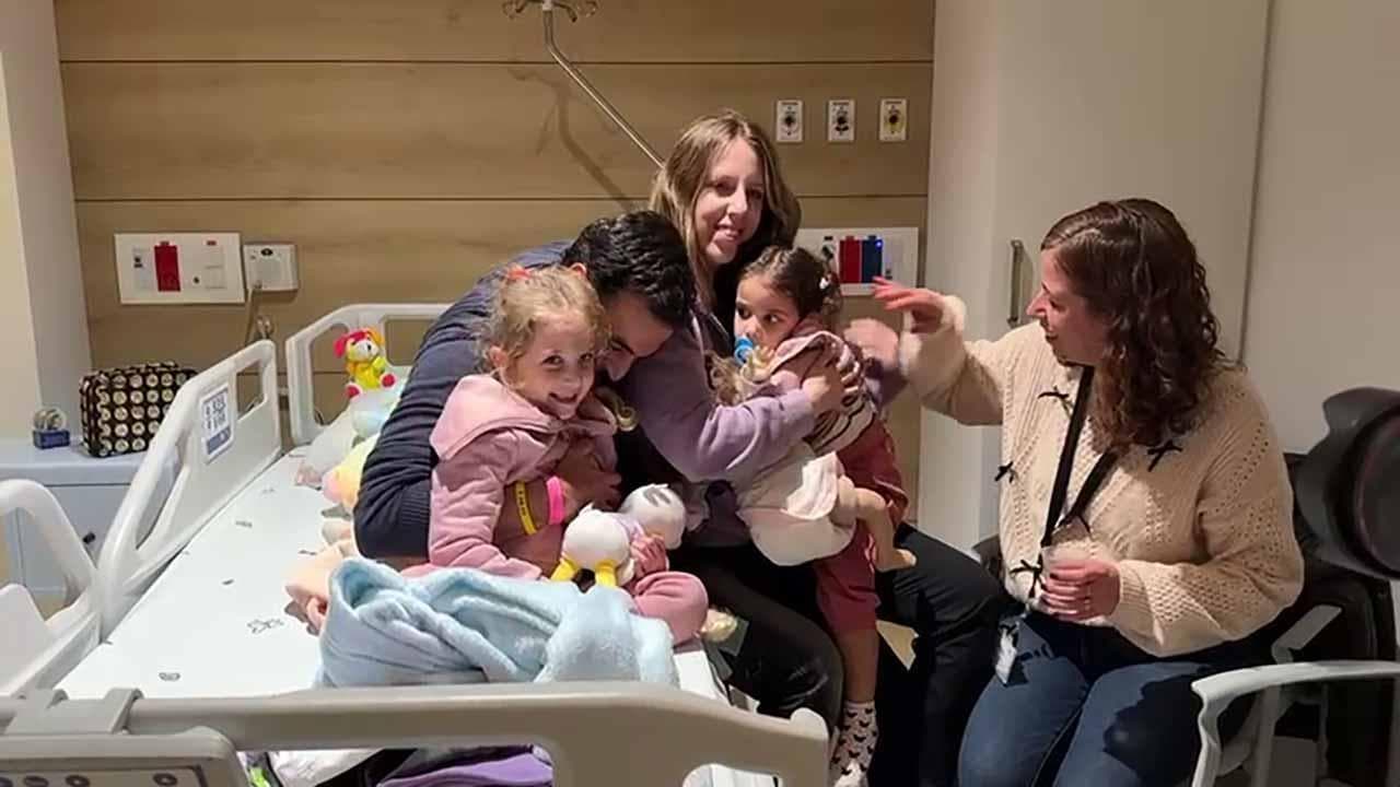 L'abbraccio della famiglia Asher: di nuovo uniti dopo il rapimento delle due bambine con la madre
