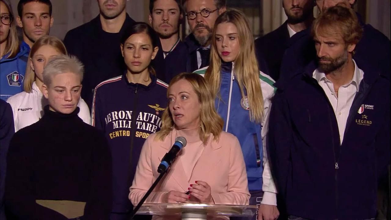 Violenza sulle donne, Meloni illumina Palazzo Chigi: "Le donne italiane non sono sole"