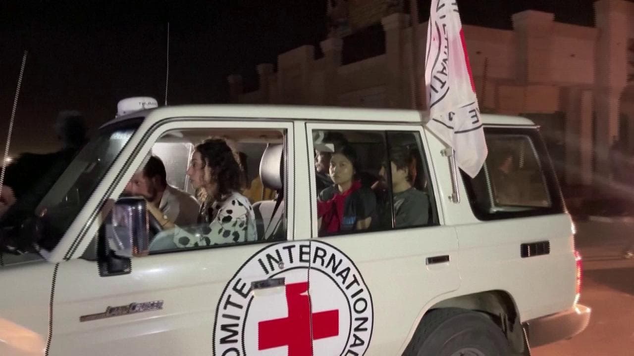 Israele, gli ostaggi liberati arrivano al valico di Rafah a bordo di veicoli della Croce Rossa