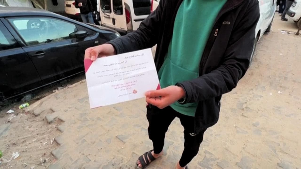 Medio Oriente, l'esercito israeliano lancia volantini su Rafah: "Non spostatevi a Nord"