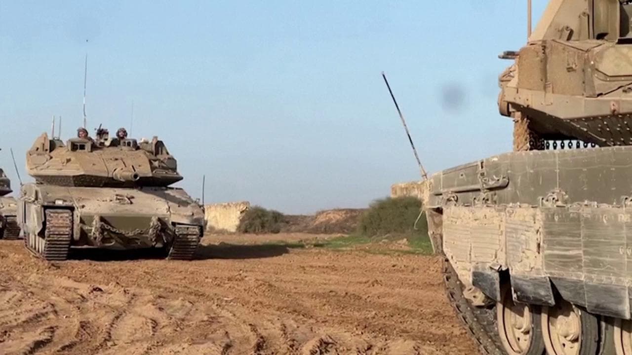 La lunga colonna di tank israeliani lascia la Striscia di Gaza con l'inizio del cessate il fuoco