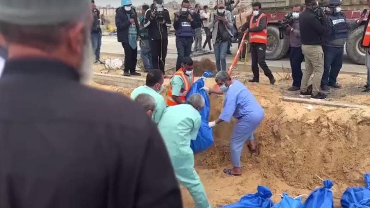 Cimiteri pieni nella Striscia di Gaza, sepolti in una fossa comune adulti e bambini non identificati