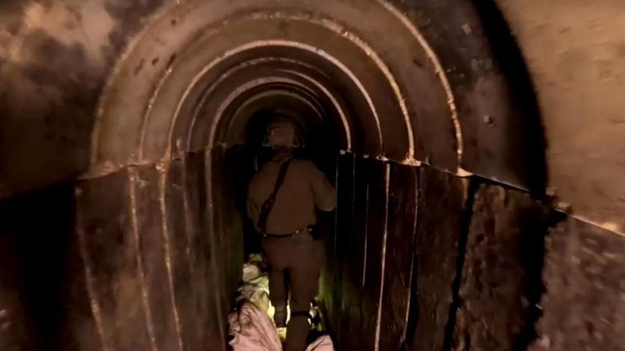 Viaggio nei tunnel scavati sotto l'ospedale Al Shifa di Gaza insieme ai militari israeliani: "Sono di Hamas"