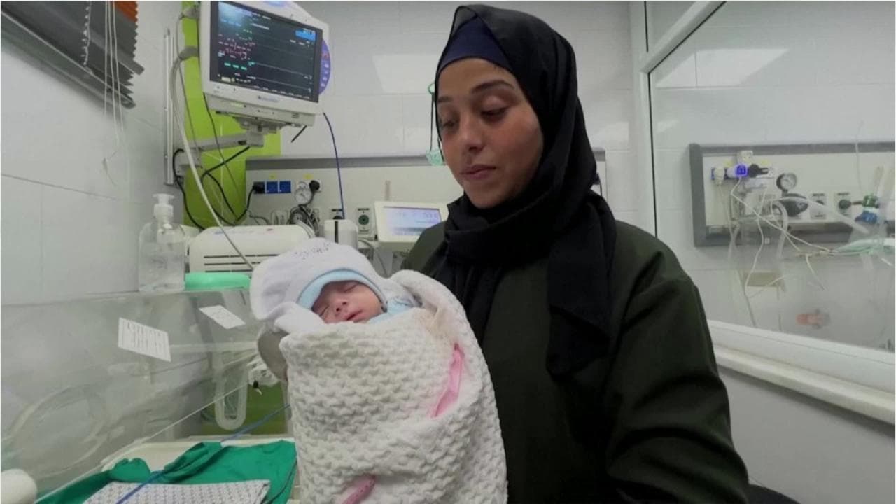 Gaza, ritrovano il figlio neonato dopo 45 giorni: era stato evacuato dall'ospedale Al Shifa