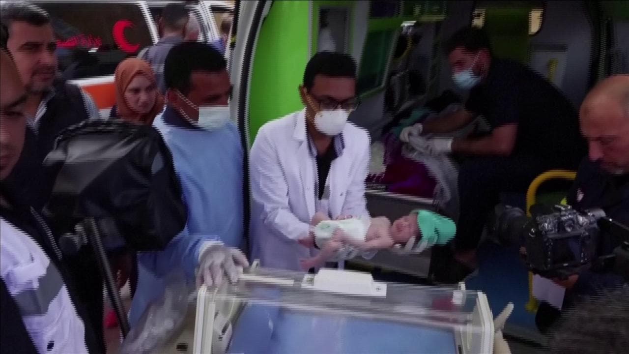 Gaza, il trasferimento in Egitto di un gruppo di bambini dell'ospedale Al Shifa nati prematuramente
