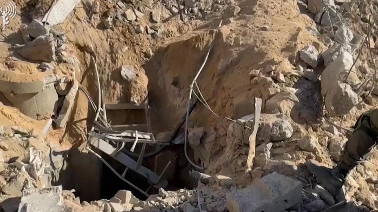 Gaza, l'esercito israeliano mostra un tunnel e delle armi trovate sotto l'ospedale Al Shifa