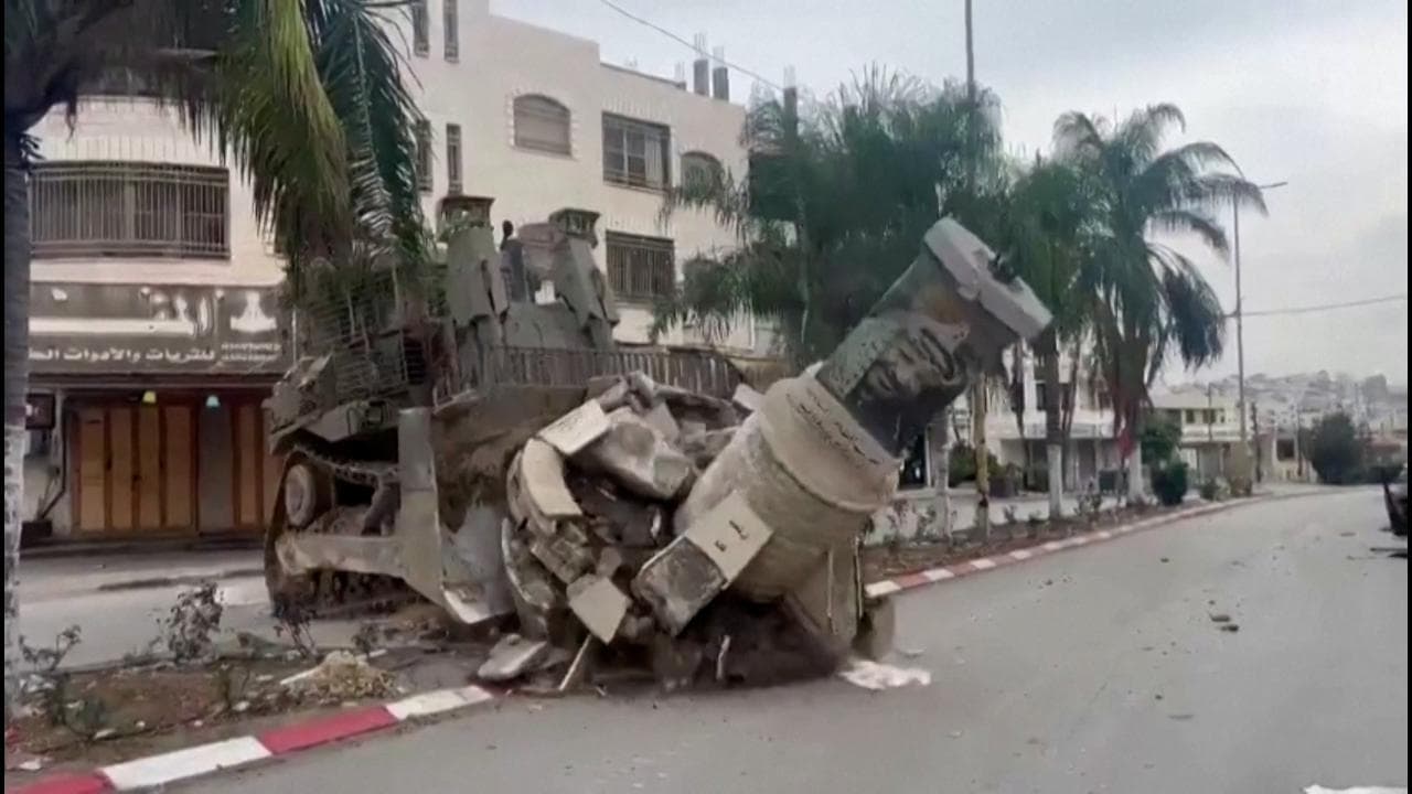 In Cisgiordania "spianato" un monumento ad Arafat: un bulldozer israeliano lo riduce in macerie