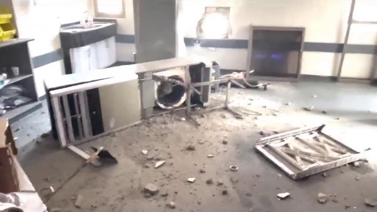 Dentro l'ospedale Al-Shifa di Gaza dopo gli attacchi israeliani: i morti sepolti in una fossa comune