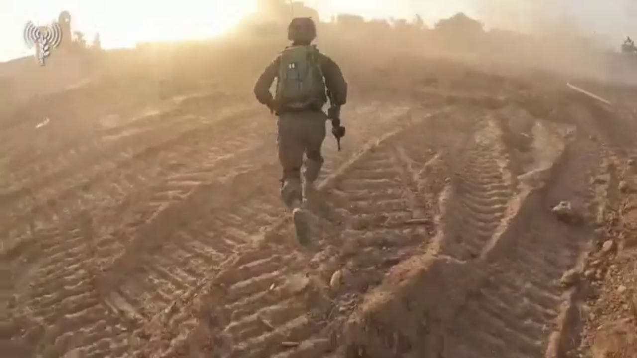 La corsa del soldato israeliano tra i proiettili dei miliziani di Hamas in un raid nella Striscia