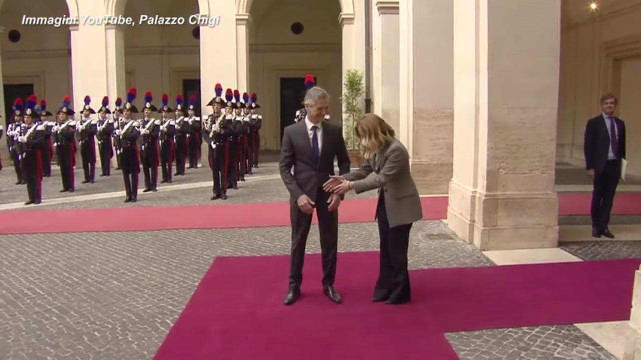 Meloni riceve il premier sloveno Golob: la stretta di mano diventa una gag