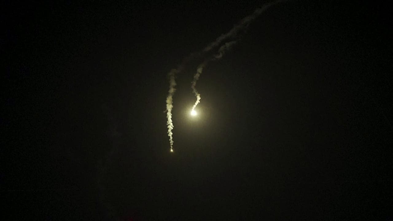 Medioriente, notte di esplosioni a Gaza: il bagliore nei cieli visto dal sud di Israele