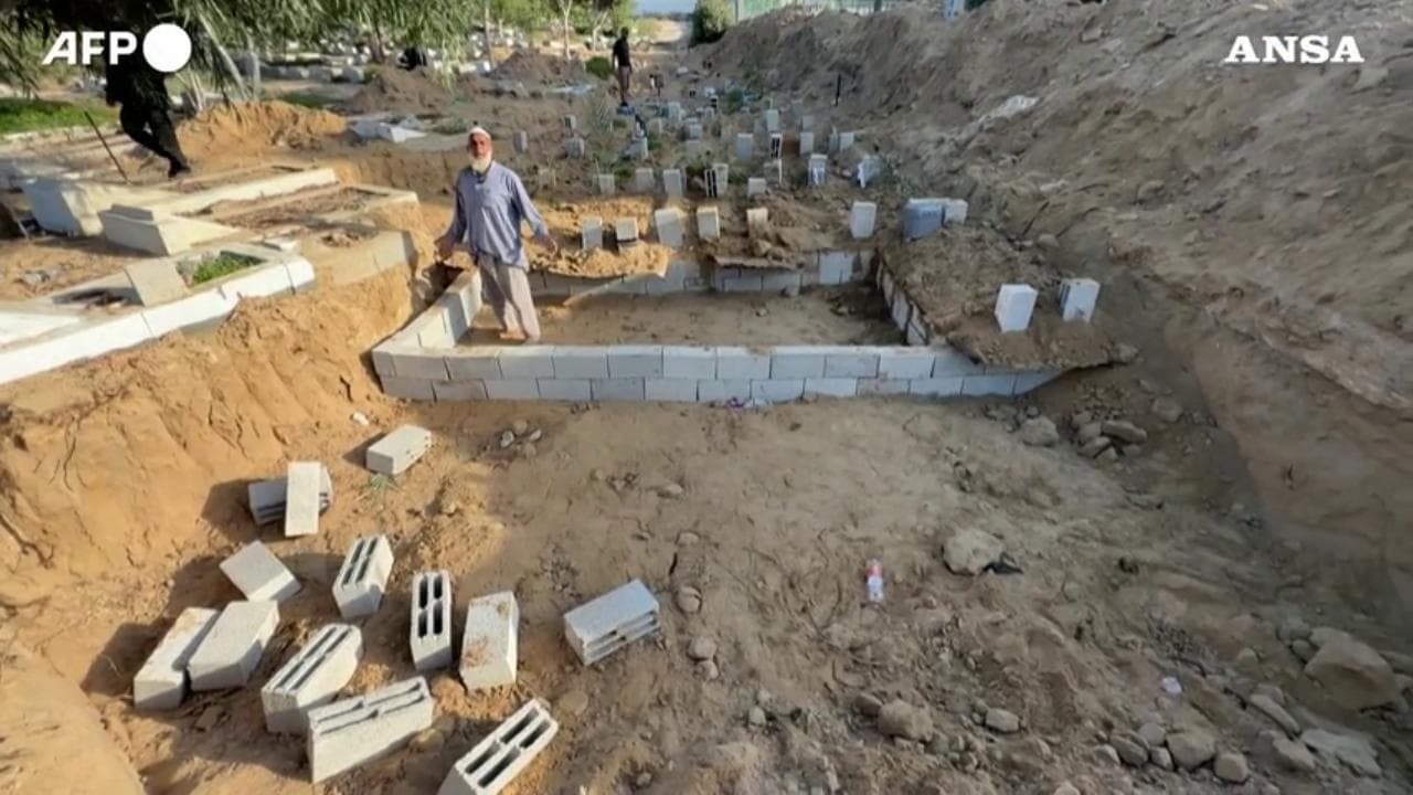 Medioriente, a Gaza si scavano delle fosse comuni nel cimitero di Deir el-Balah