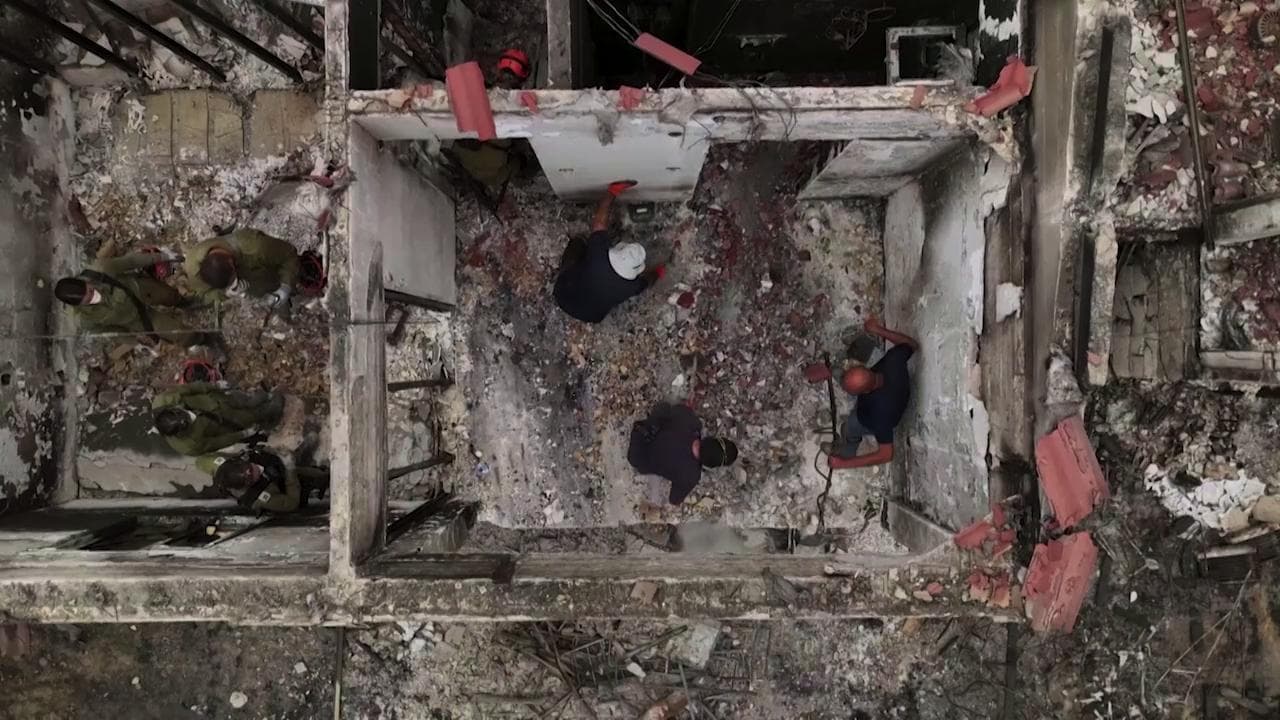 Gli archeologi israeliani al lavoro nei kibbutz attaccati da Hamas per scavare tra la cenere e riconoscere i dispersi