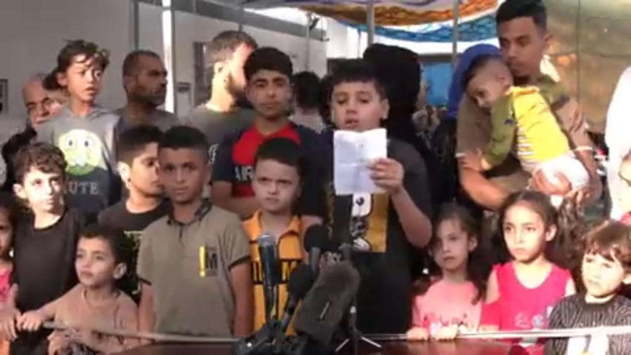 Gaza, l'appello dei bambini davanti all'ospedale al-Shifa: "Basta bombe, vogliamo vivere"