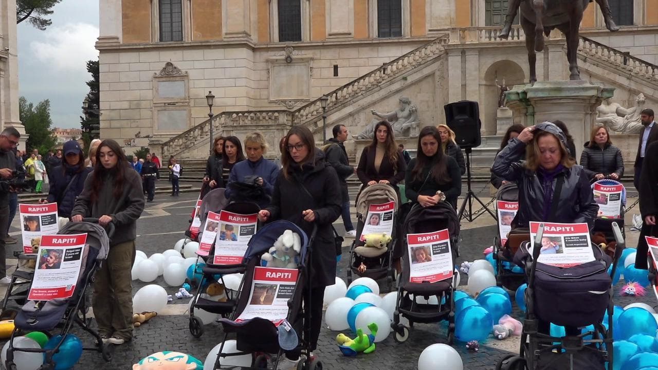 Roma, flash-mob per i bimbi presi in ostaggio da Hamas: passeggini vuoti in Campidoglio