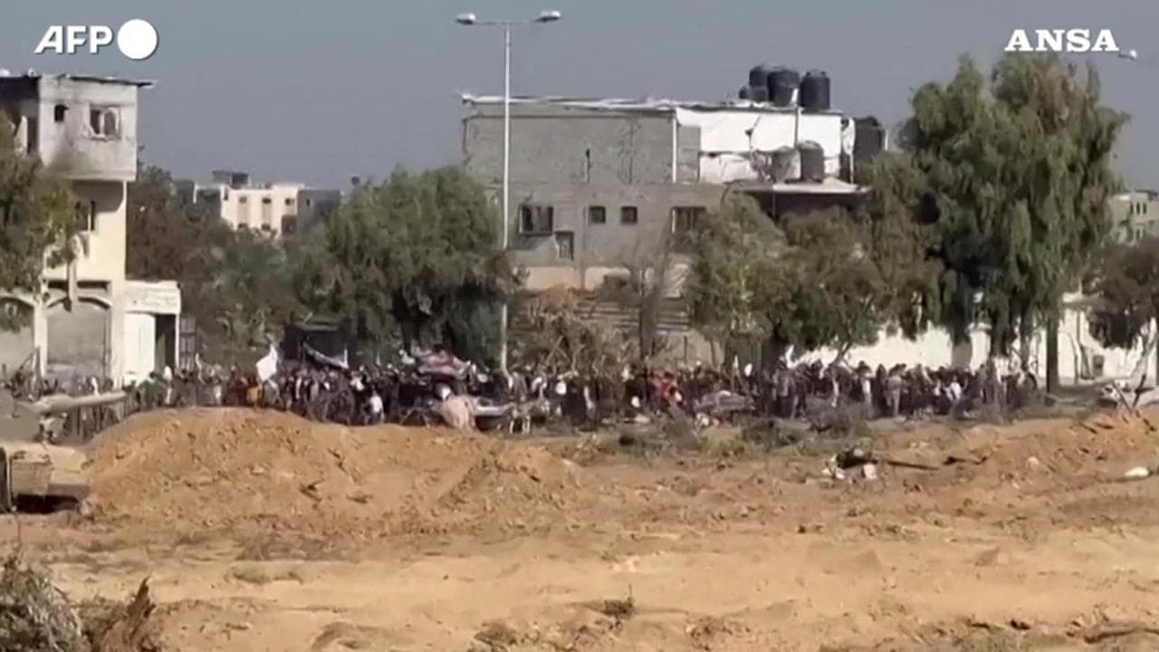 Gaza, bandiere bianche tra i palestinesi che vanno verso il Sud della Striscia