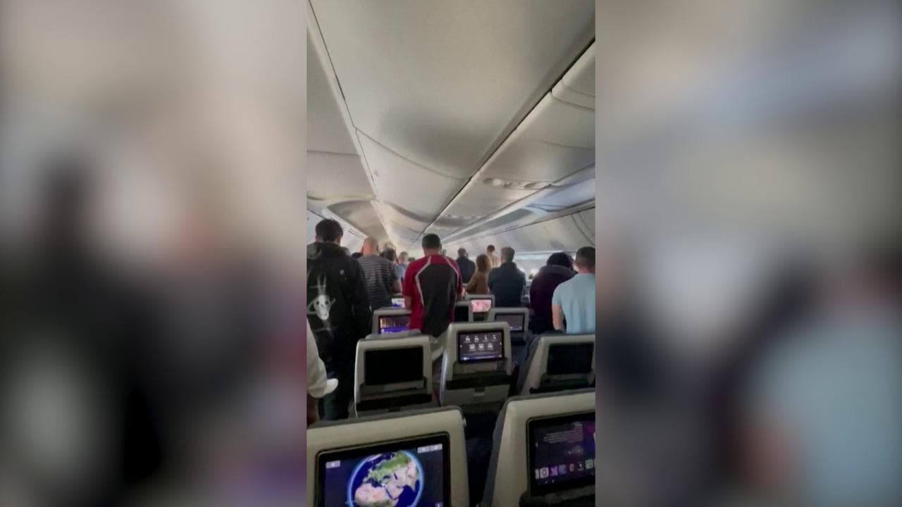 Equipaggio e passeggeri di un aereo El Al cantano l'inno nazionale di Israele in ricordo delle vittime del 7 ottobre