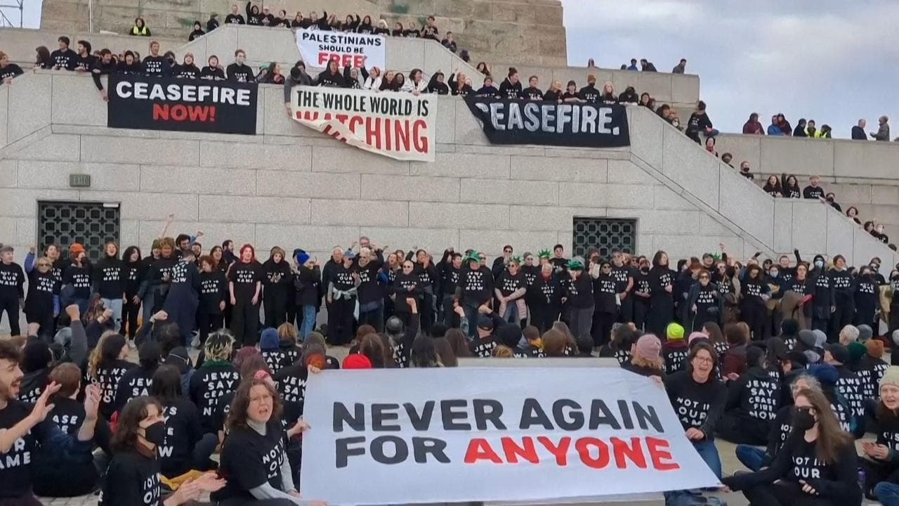 Gli ebrei di Jewish Voice for Peace occupa la Statua della Libertà: "Cessate il fuoco a Gaza"