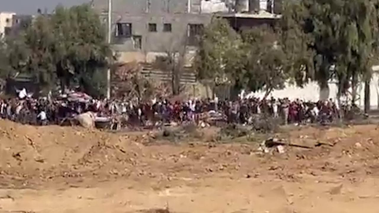 Decine di palestinesi lasciano a piedi il Nord della Striscia lungo Salah al-Din road