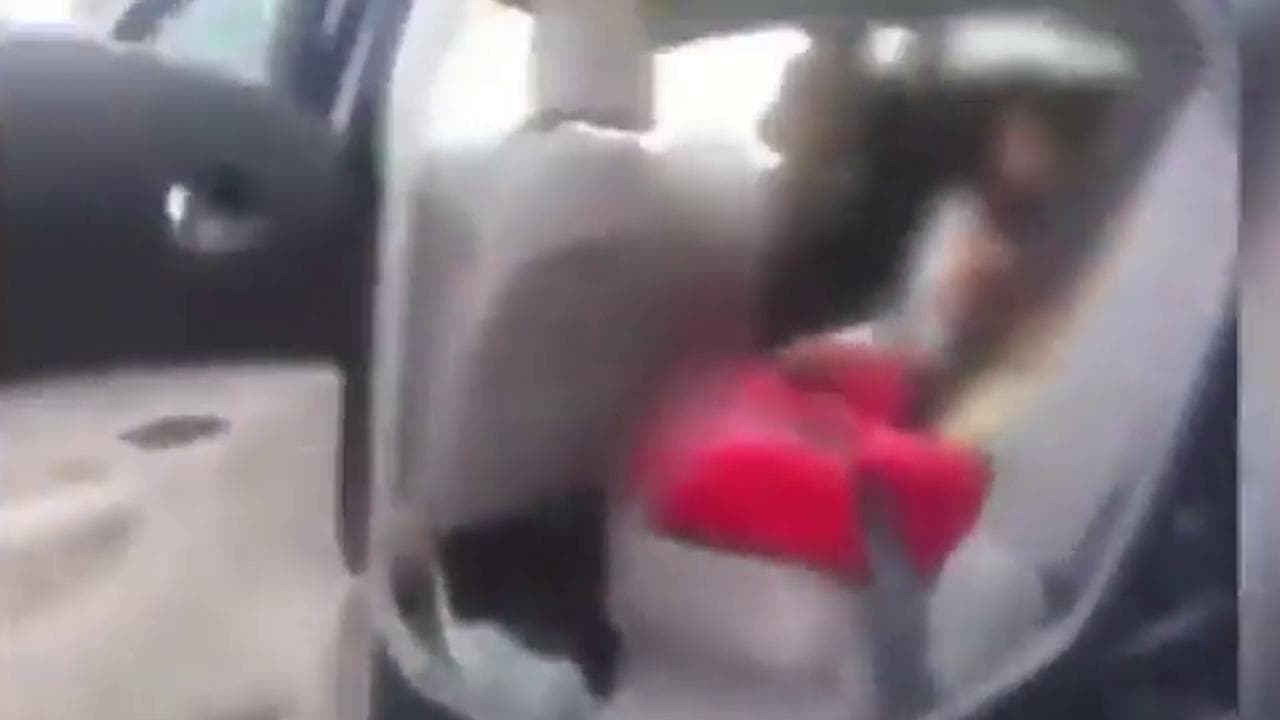 7 ottobre, la polizia israeliana salva due bambini dopo che Hamas ha ucciso la madre al volante