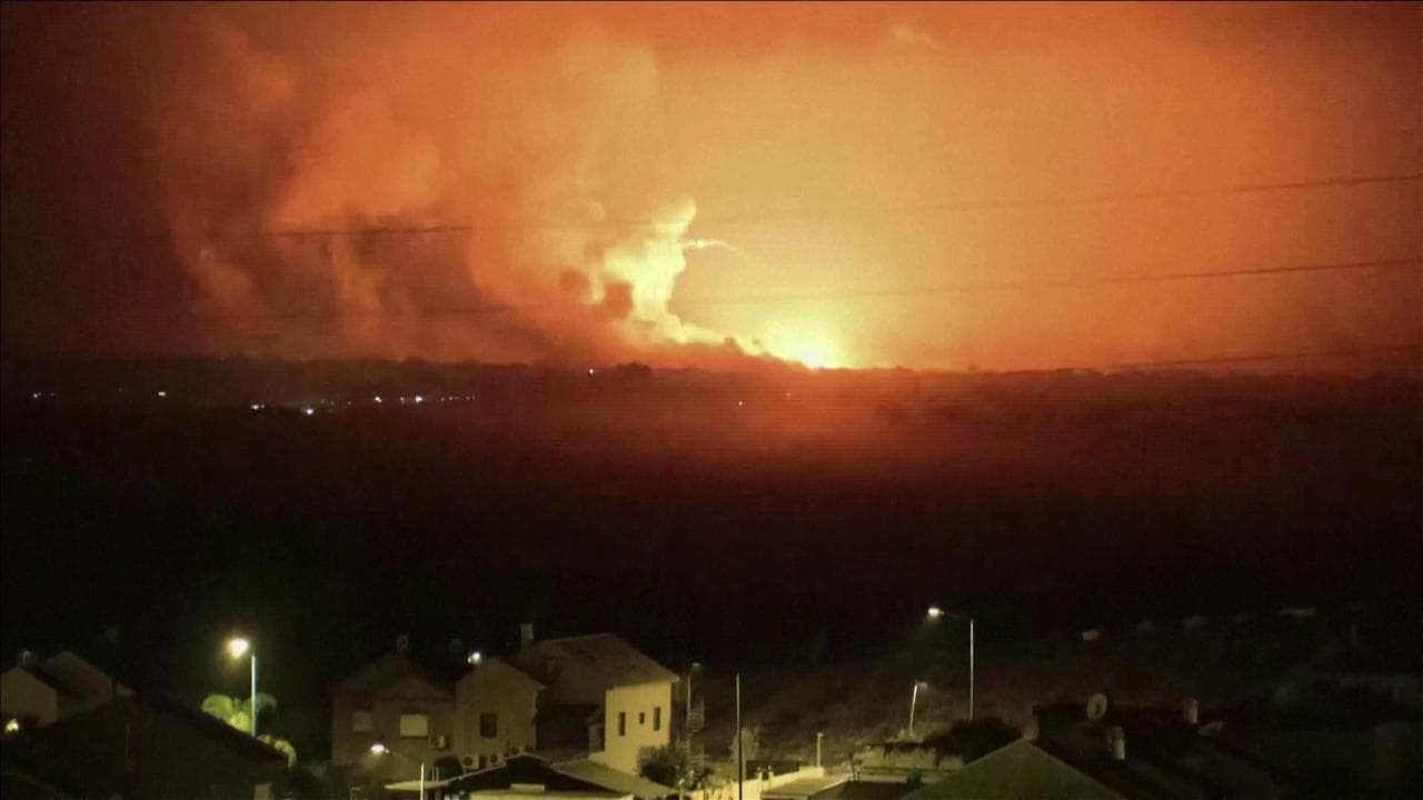 Gaza, esplosioni nella notte dopo il "no" al cessate il fuoco di Netanyahu